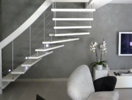 escalier bois blanc suspendu