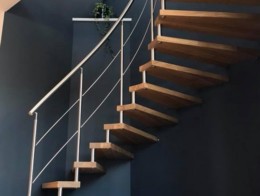 escalier suspendu epura débillardé inox et bois