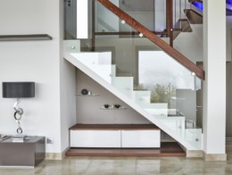 habillage escalier intérieur béton avec garde-corps en verre sur-mesure