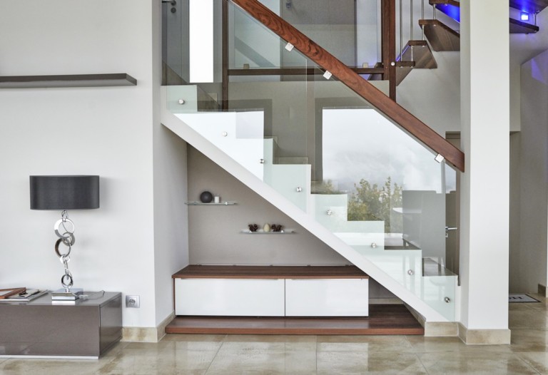 habillage escalier intérieur béton avec garde-corps en verre sur-mesure