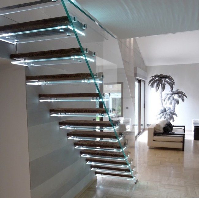 escalier-droit-design-verre-vieux-bois