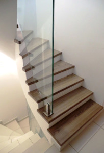 Habillage escalier intérieur béton avec marches bois