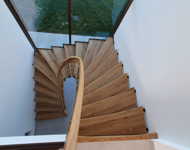 Escalier autoportant en bois avec marches en console