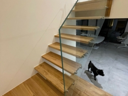 escalier suspendu avec limon en verre