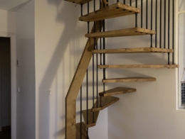 escalier suspendu en chêne avec balustres en acier a