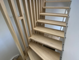 escalier suspendu avec claustra bois porteuse en chêne teinté