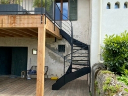 escalier extérieur avec limons droits en acier métallisé et thermolaqué