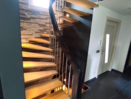escalier suspendu avec main courante débillardée teintée noire et marches en frêne