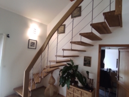 escalier suspendu avec main courante débillardée