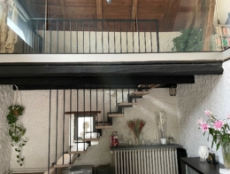 escalier suspendu avec balustres en acier thermolaqué fixés au plafond