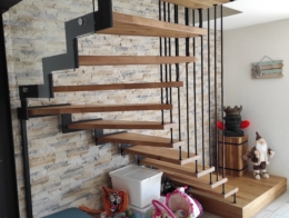 escalier bois métal avec limon crémaillère, balustres et marches en chêne rustique