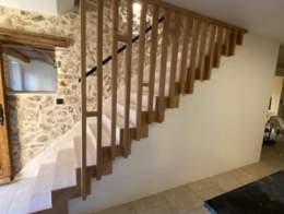 claustra bois sur escalier béton