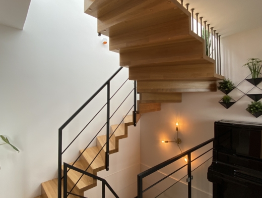 escalier marches et contremarches affleurantes en chêne garde-corps acier et joncs soudés