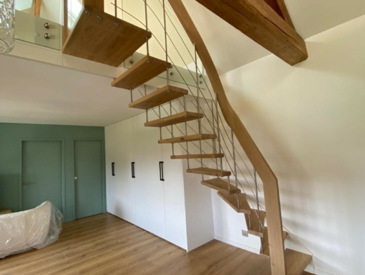 escalier suspendu en chêne