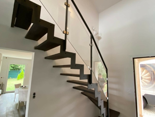 escalier acier bois avec garde-corps en acier étiré remplissage verre