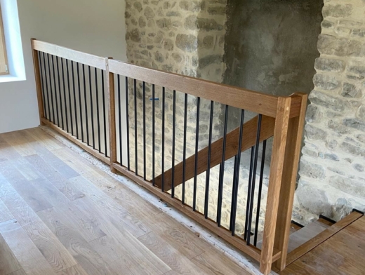 garde-corps en chêne avec balustres en acier thermolaqué