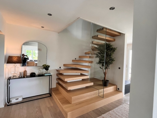 escalier suspendu avec paroi vitrée porteuse et palier socle de départ