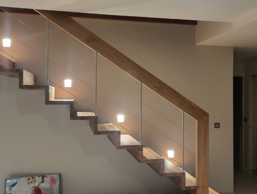 escalier suspendu en chêne avec marches et contremarches affleurantes