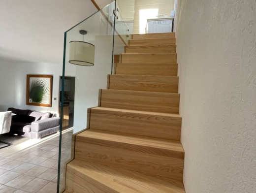 escalier en frêne vitrage encastré