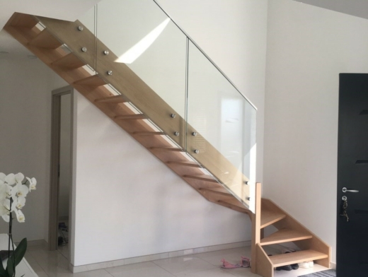 escalier traditionnel avec garde-corps tout verre
