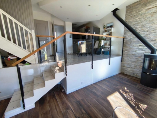 garde-corps avec poteaux acier main courante bois et remplissage verre