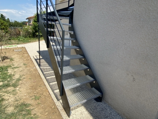 escalier extérieur en acier marches caillebottis