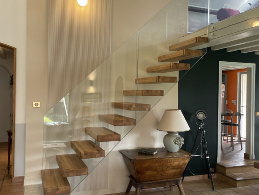escalier flottant en chêne et garde-corps tout verre