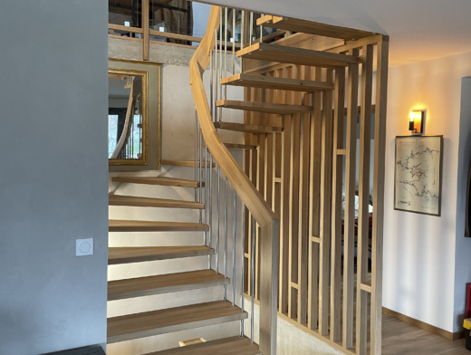 escalier suspendu avec claustra porteur en chêne