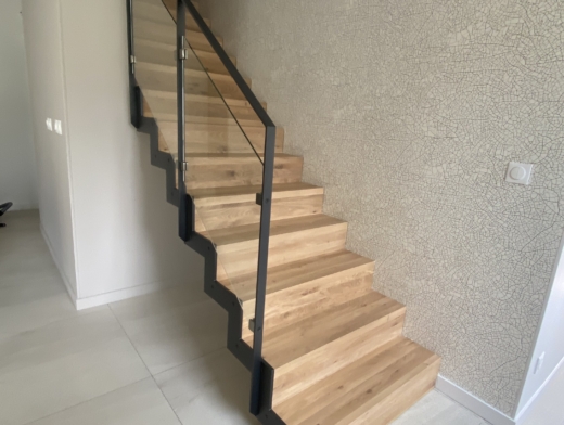 escalier acier chêne garde-corps acier étiré remplissage verre