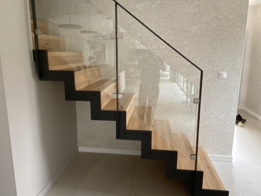 escalier acier chêne garde-corps acier étiré remplissage verre