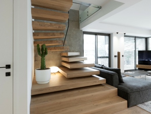 escalier flottant en chêne avec estrades de départ