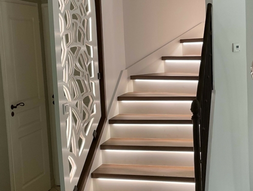 habillage escalier béton avec rétroéclairage LED sous nez de marches